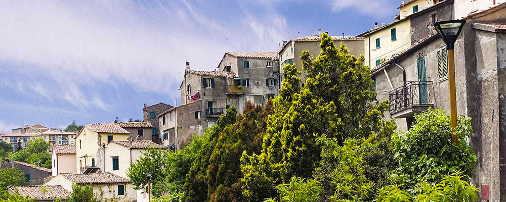 Una vista del paese di Scansano, patria del Morellino